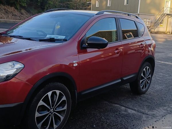 Nissan Qashqai Hatchback, Diesel, 2014, Red