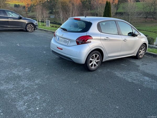 Peugeot 208 Hatchback, Petrol, 2015, Grey