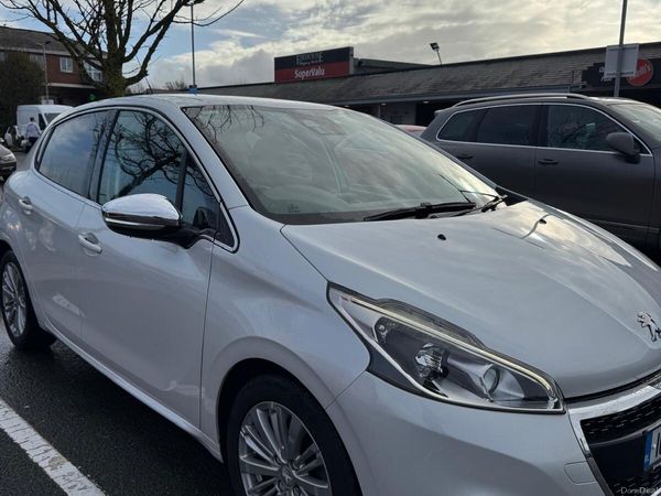 Peugeot 208 Hatchback, Petrol, 2016, White