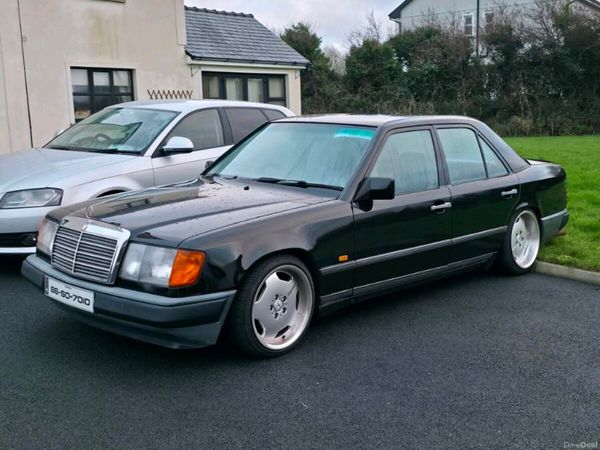 Mercedes-Benz E-Class Saloon, Petrol, 1986, Red