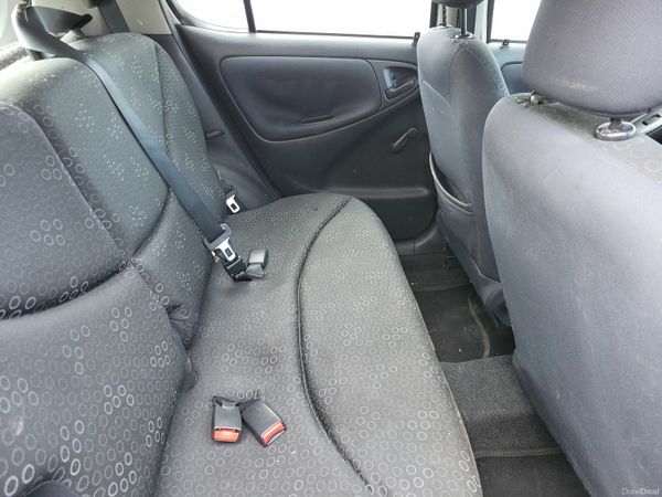 Toyota Yaris Hatchback, Petrol, 2005, Silver