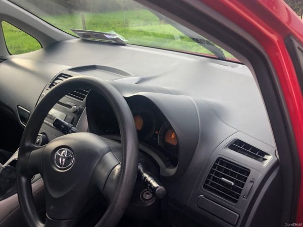 Toyota Auris Hatchback, Petrol, 2008, Red