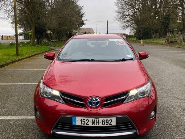 Toyota Auris MPV, Petrol Hybrid, 2015, Red