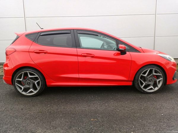 Ford Fiesta Hatchback, Petrol, 2018, Red