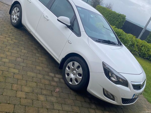 Vauxhall Astra Hatchback, Diesel, 2012, White