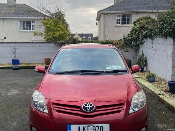 Toyota Auris Hatchback, Petrol, 2011, Red