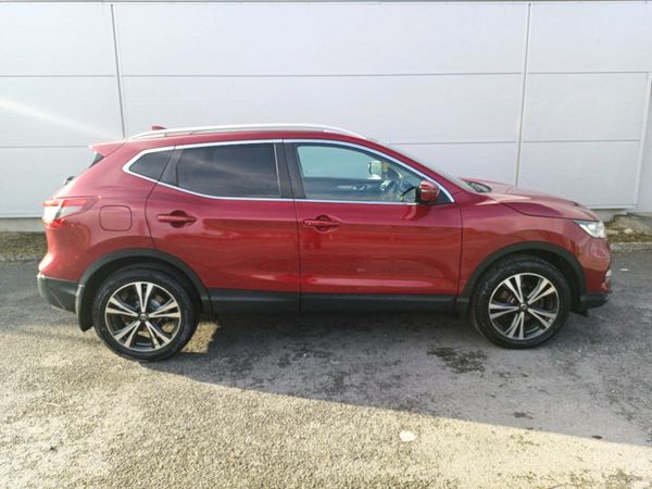 Nissan Qashqai SUV, Diesel, 2017, Red