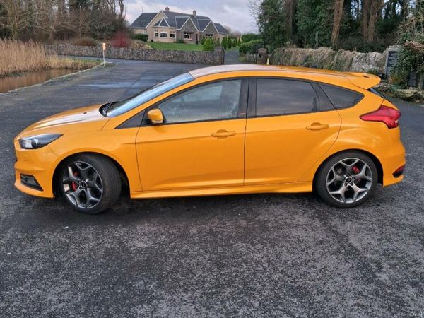 Ford Focus Hatchback, Petrol, 2017, Yellow