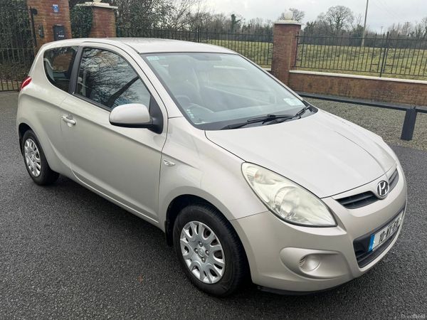 Hyundai i20 Hatchback, Petrol, 2010, Gold