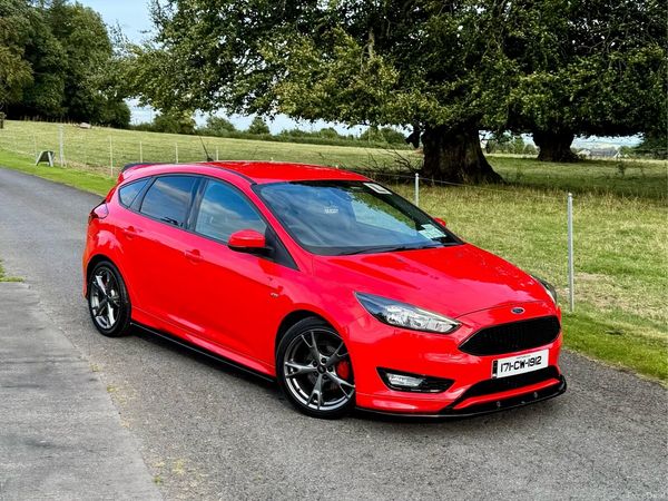 Ford Focus Hatchback, Petrol, 2017, Red