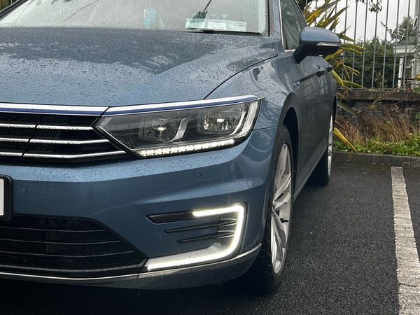 Volkswagen Passat Saloon, Petrol Hybrid, 2016, Blue