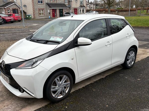 Toyota Aygo Hatchback, Petrol, 2015, White