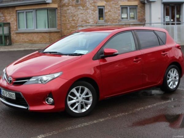 Toyota Auris Hatchback, Diesel, 2014, Red