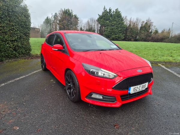 Ford Focus Hatchback, Petrol, 2015, Red