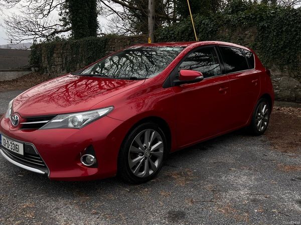 Toyota Auris Hatchback, Petrol Hybrid, 2013, Red