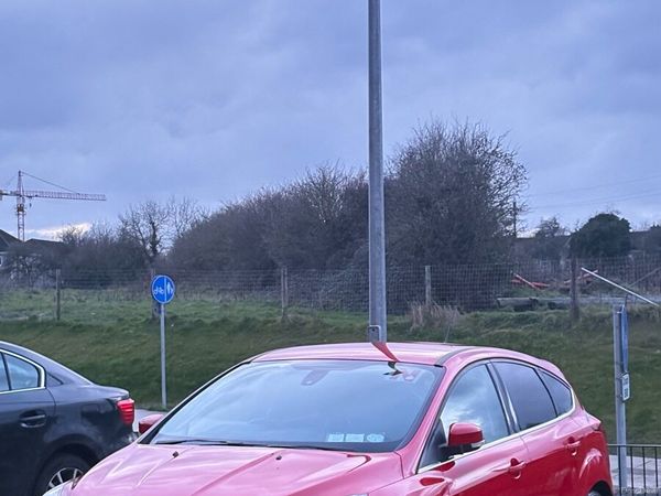 Ford Focus Hatchback, Petrol, 2015, Red