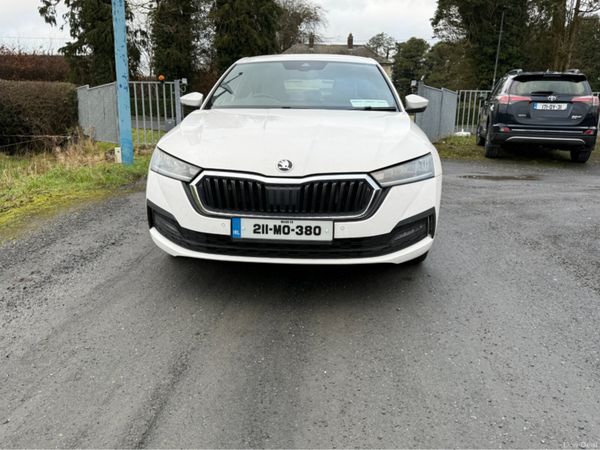Skoda Octavia Hatchback, Petrol, 2021, White