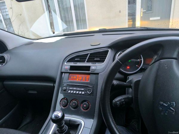 Peugeot 5008 MPV, Diesel, 2011, Black