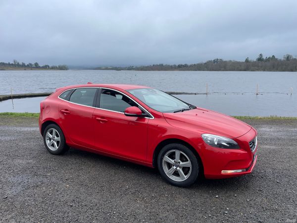 Volvo V40 Hatchback, Diesel, 2014, Red