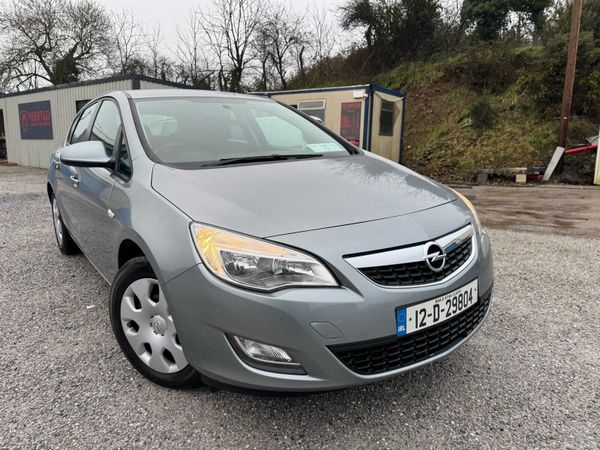 Opel Astra Hatchback, Petrol, 2012, Silver