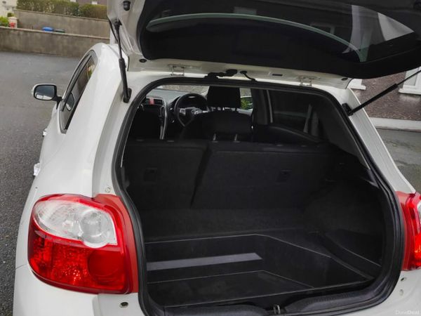 Toyota Auris Hatchback, Petrol Hybrid, 2011, White