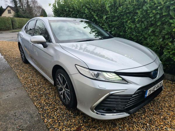 Toyota Camry Saloon, Petrol Hybrid, 2021, Silver