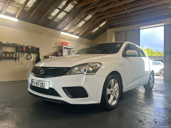 Kia Ceed Hatchback, Diesel, 2012, White