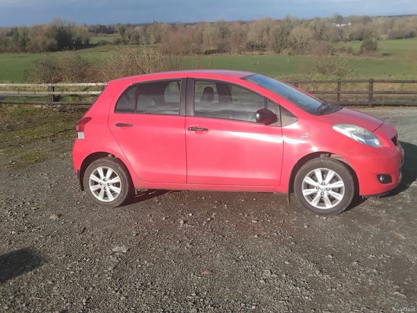 Toyota Yaris Hatchback, Petrol, 2011, Red