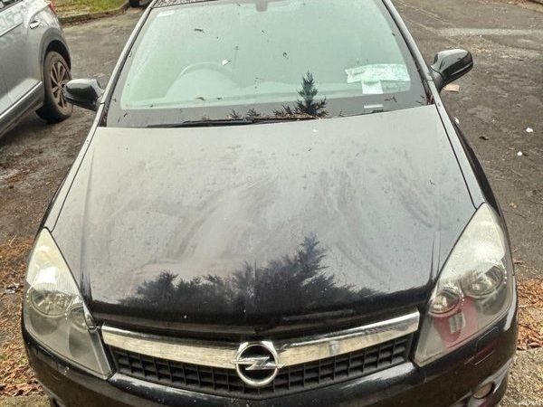 Opel Astra Hatchback, Petrol, 2010, Black