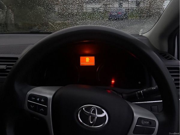 Toyota Avensis Saloon, Diesel, 2011, Silver