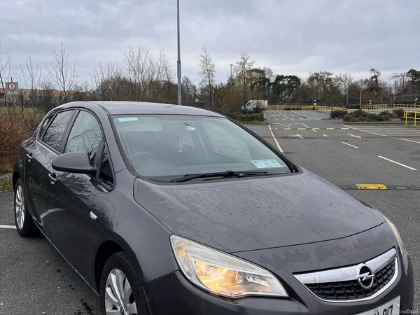 Opel Astra Hatchback, Petrol, 2010, Grey