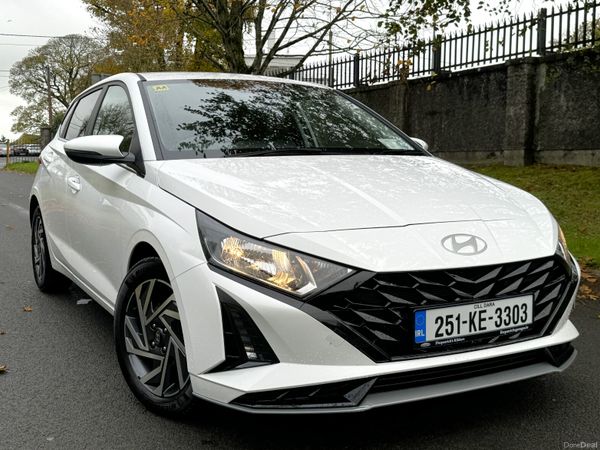 Hyundai i20 Hatchback, Petrol, 2025, White