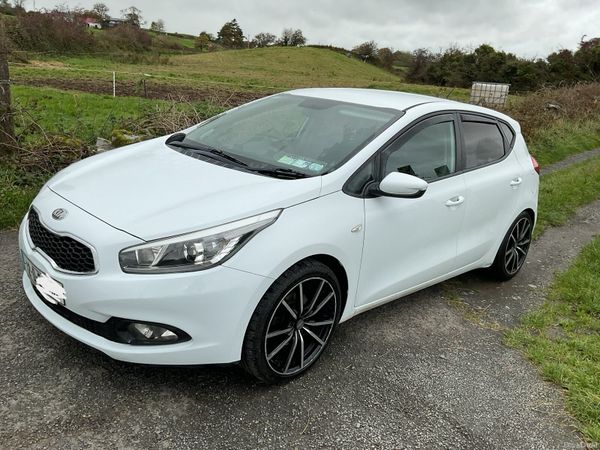 Kia Ceed Hatchback, Diesel, 2012, White