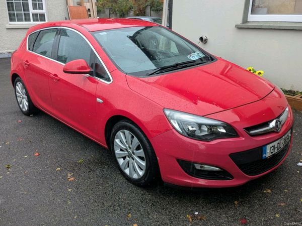 Vauxhall Astra Hatchback, Diesel, 2013, Red