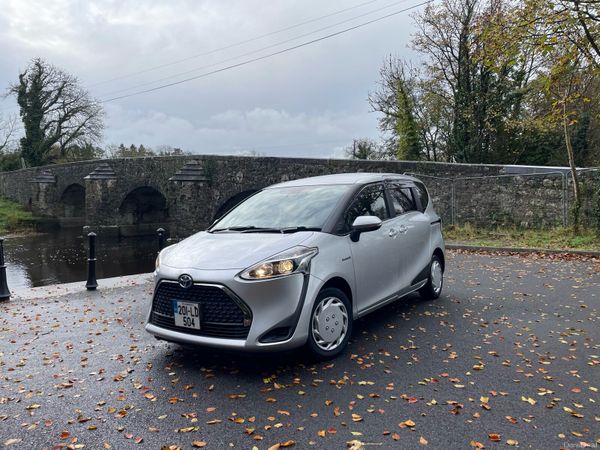 Toyota Sienta Hatchback, Petrol Hybrid, 2020, Silver