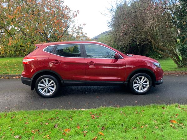 Nissan Qashqai Hatchback, Diesel, 2015, Red