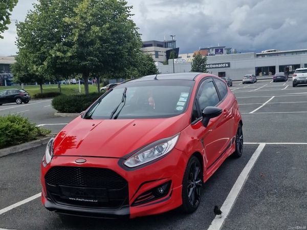 Ford Fiesta Hatchback, Petrol, 2014, Red