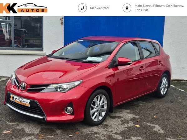 Toyota Auris Hatchback, Diesel, 2015, Red