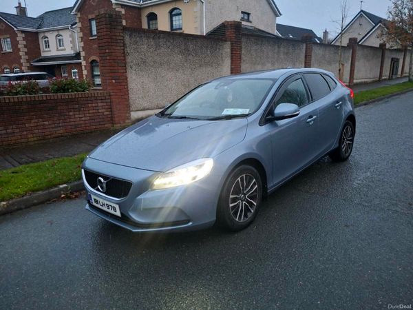 Volvo V40 Hatchback, Diesel, 2018, Blue