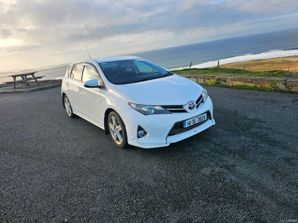 Toyota Auris Hatchback, Petrol, 2014, White