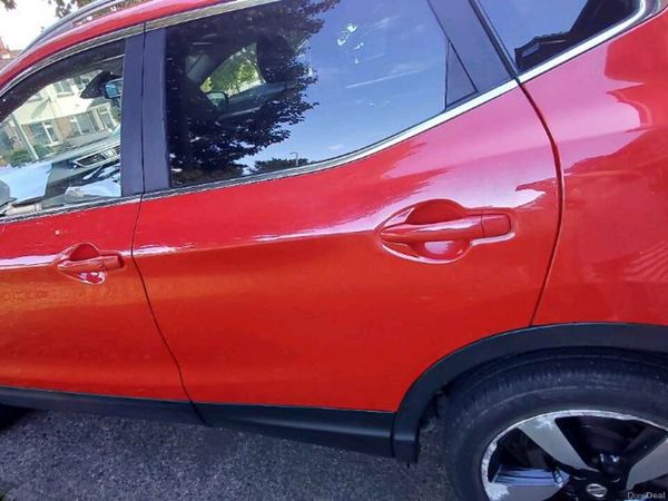 Nissan Qashqai Hatchback, Diesel, 2015, Red