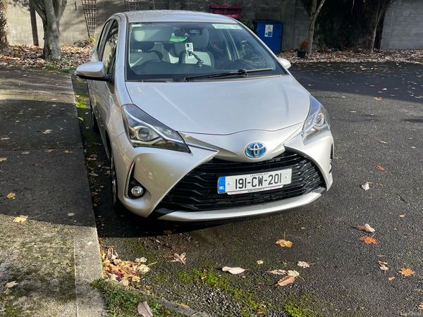 Toyota Yaris MPV, Petrol Hybrid, 2019, Grey