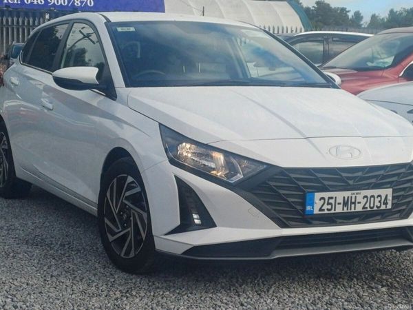 Hyundai i20 Hatchback, Petrol, 2025, White