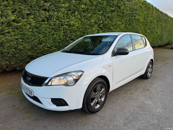 Kia Ceed Hatchback, Petrol, 2010, White