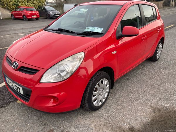 Hyundai i20 Hatchback, Petrol, 2011, Red