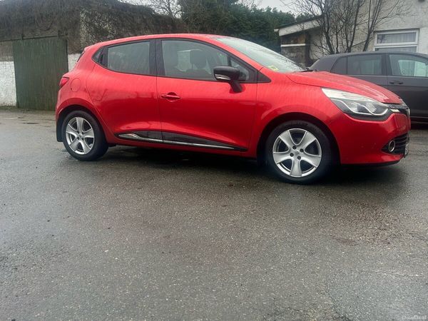 Renault Clio Hatchback, Petrol, 2016, Red