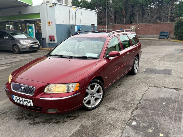 Volvo V70 Estate, Petrol, 2005, Red