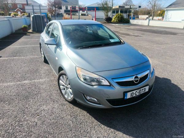 Opel Astra Hatchback, Petrol, 2010, Silver
