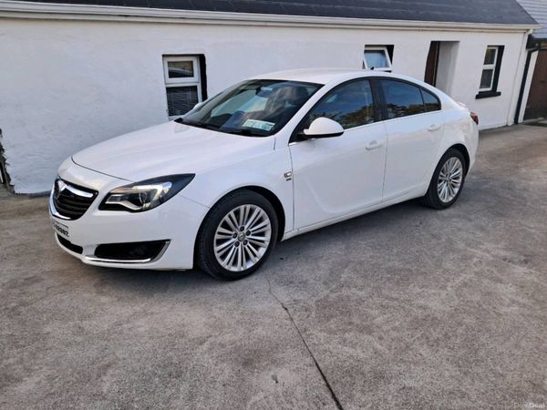 Vauxhall Insignia Hatchback, Diesel, 2015, White
