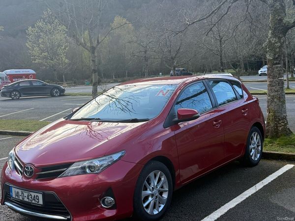 Toyota Auris MPV, Petrol, 2014, Red